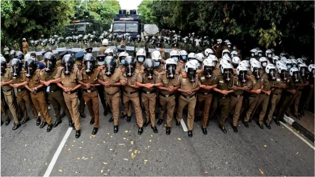বিক্ষোভকারীরা এখন দেশটির প্রেসিডেন্টের পদত্যাগ দাবি করে বিক্ষোভ করছে।