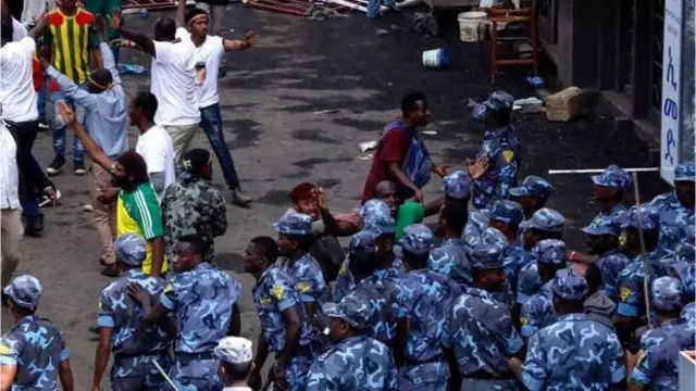 குண்டு வெடிப்பில் பலர் கொல்லப்பட்டதாகச் சொல்கிறார் அபி.