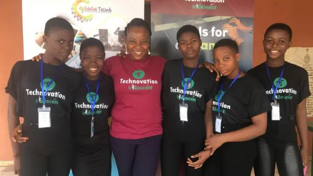 Ụmụ akwụkwọ Urban Model Secondary School Abakalik