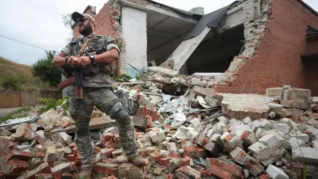 боец на руинах