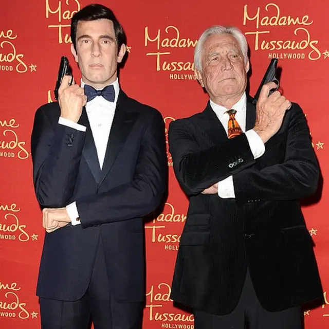 George Lazenby aux côtés de sa statue de cire au musée Madame Tussaud à Londres.
