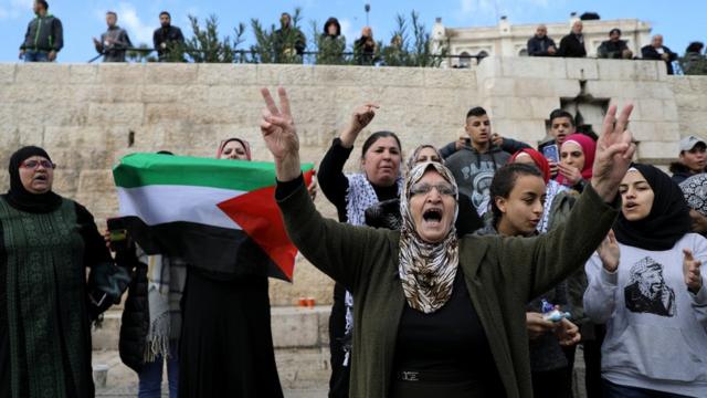 فلسطينيون خرجوا محتجين على القرار الأمريكي