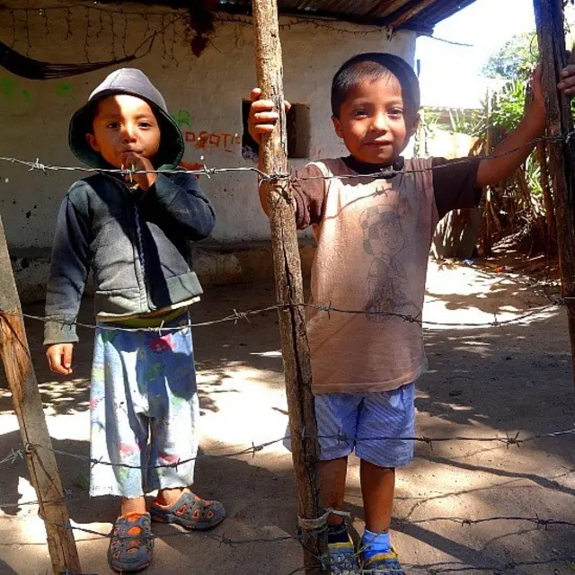 Niños en una vivienda que no ha sido mejorada para reducir el riesgo de la enfermedad de Chagas