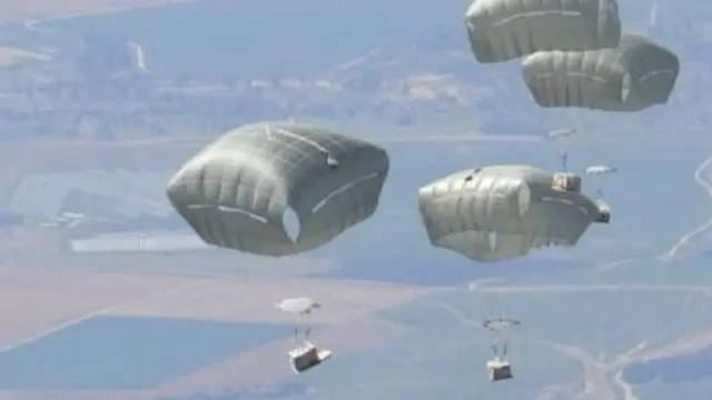 约旦武装部队分发的照片显示援助物资被空投到加沙（2024年3月5日）