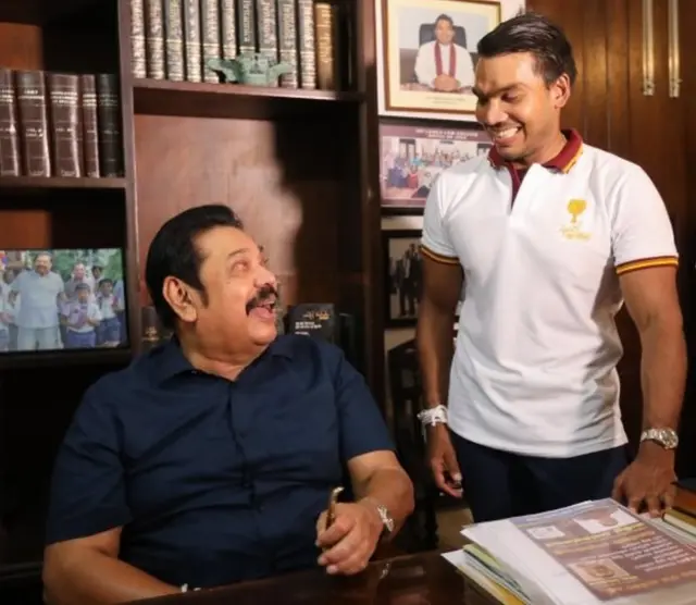 महिंदा राजपक्षे अपने बेटे नमल राजपक्षे के साथ