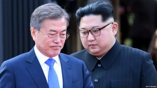 ਦੱਖਣੀ ਕੋਰੀਆਈ ਰਾਸ਼ਟਰਪਤੀ ਮੁਨ ਜੇ-ਇਨ ਅਤੇ ਉੱਤਰੀ ਕੋਰੀਆਈ ਨੇਤਾ ਮਿਕ ਜੋਂਗ-ਉਨ