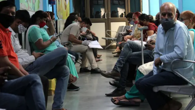 দিল্লির একটি ভ্যাক্সিনেশন সেন্টারের সামনে অপেক্ষা