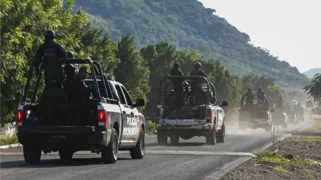 Policías en Michoacán
