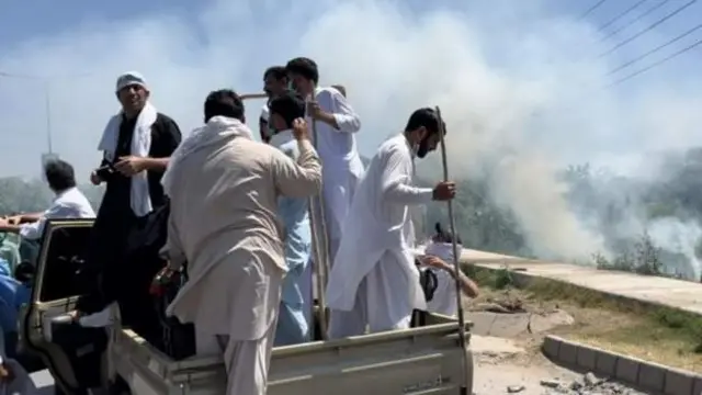 पाकिस्तान में जगह-जगह इमरान ख़ान के समर्थक सड़कों पर उतर आए हैं और तोड़फोड़ और आगजनी कर रहे हैं