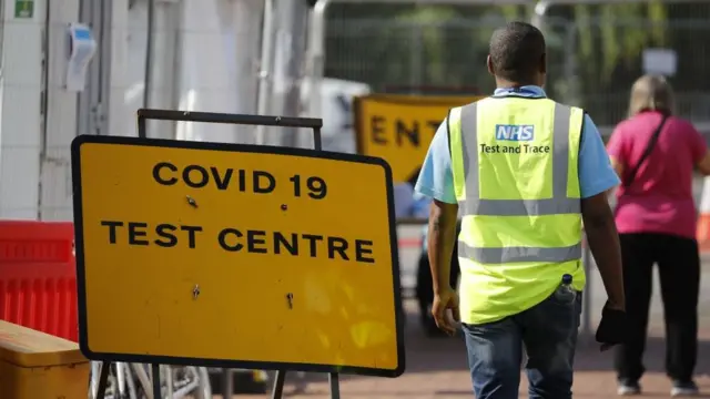 "Ми будемо за вас молитися". Як це - хворіти на ковід у Британії