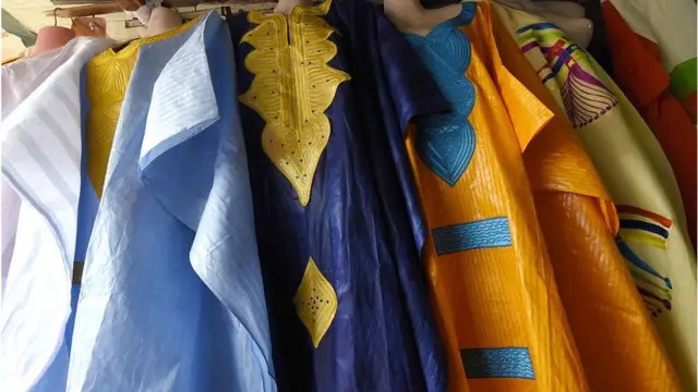 tenues traditionnelles africaines colorées exposées