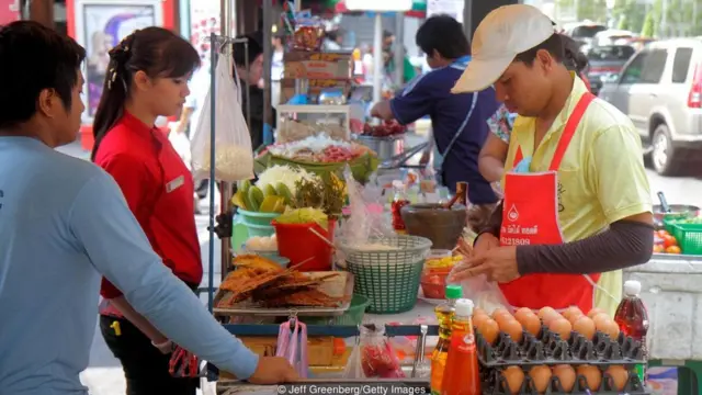 थायलंडमधील विक्रेते सोमवारी पिवळा रंग वापरतात.