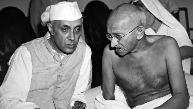 મહાત્મા ગાંધી સાથે જવાહરલાલ નહેરુ