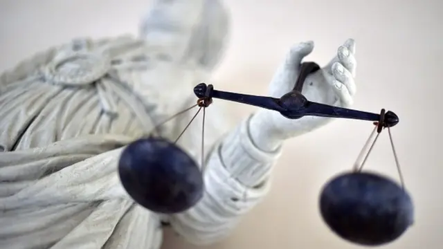 รูปปั้นถือตราชู