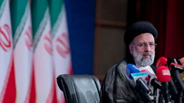الرئيس الإيراني المنتخب إبراهيم رئيسي يعقد مؤتمرا صحفيا في قاعة مؤتمرات شهيد بهشتي في 21 يونيو 2021 في طهران، إيران.