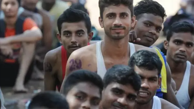 بھرتی کے لیے دوڑ میں شریک ہونے والے نوجوان