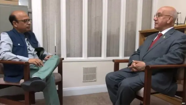 બીબીસી સંવાદદાતા ઝુબૈર અહમદ સાથે વીરેન્દ્ર શર્મા સાથે