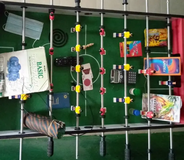 • آکینکونمی، معلم، وقتی مدرسه‌ها در لاگوس تعطیل شد در خانه ماند. به گفته خودش "در دوره خانه‌نشینی با خواهرها و برادرهایم" فوتبال دستی بازی می‌کردیم