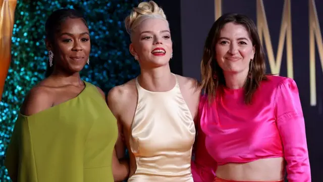 Моузес Ингрэм, Аня Тейлор-Джой, Мариэелль Хеллер, звезды сериала "Ход королевы"