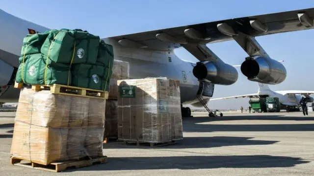 Гуманитарный груз на фоне самолета