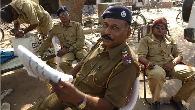 ભારતના છઠા પગારપંચ દ્વારા પોતાની ભલામણોમાં રનિંગ પે-બૅન્ડ અને ગ્રેડ-પેની વ્યવસ્થા સૂચવાઈ હતી