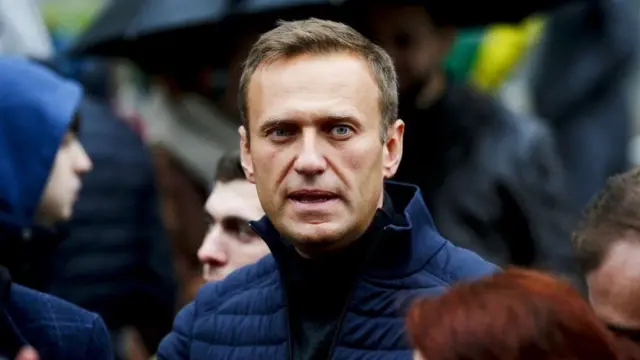 રશિયામાં પુતિનવિરોધી નેતા નવેલનીને સાડા ત્રણ વર્ષની જેલની સજાની જાહેરાત બાદ અનેક વિરોધપ્રદર્શનો થયા હતા. યુરોપિયન યુનિયન સહિત અનેક આંતરરાષ્ટ્રીય મંચ પરથી એમને મુક્ત કરી દેવાની રજૂઆતો થઈ છે.