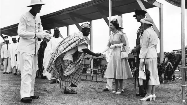 Oge Ezenwaanyị Elizabeth bịara nleta na mpaghara Ọwụwa Anyanwụ Naịjirịa n'ọnwa Febrụwarị afọ 1956