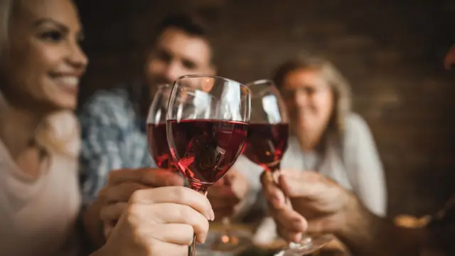 Grupo de amigos bebiendo alcohol