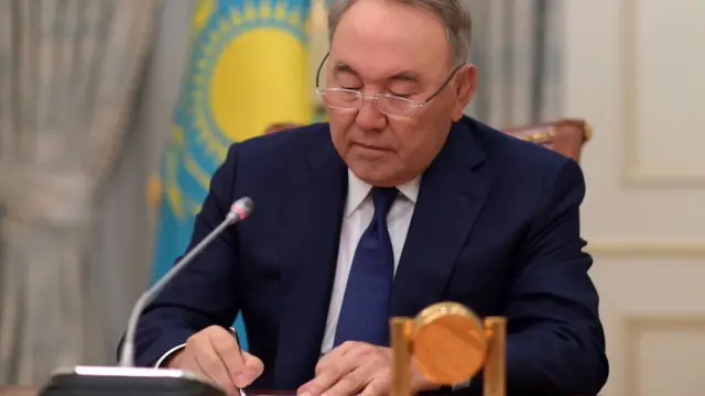 পদত্যাগপত্রে সই করছেন প্রেসিডেন্ট নজরবায়েভ।