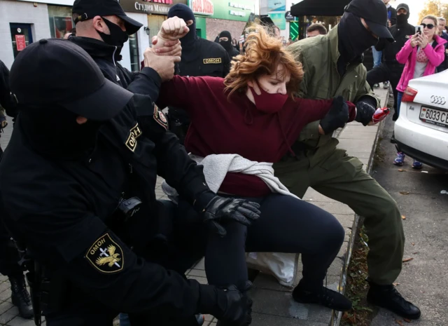 Силовики в масках задерживают женщину