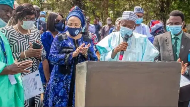 Ganduje n si ọwọn iranti Abiola Ajimobi, ti Ganduje si duro ti