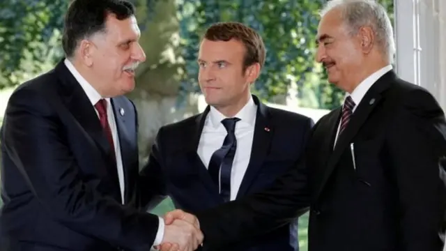 ফরাসী প্রেসিডেন্ট ম্যাক্র লিবিয়ার প্রধানমন্ত্রী সারাজ (বামে) ও জেনারেল হাফতারের (ডানে)মধ্যে মধ্যস্ততার চেষ্টা করেছেন।