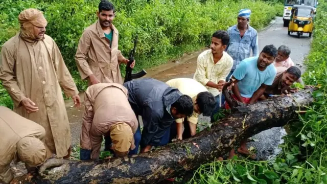 విశాఖ జిల్లా చింతపల్లిలో రోడ్డుకు అడ్డంగా కూలిన చెట్లను తొలగిస్తున్న స్థానికులు, పోలీసులు