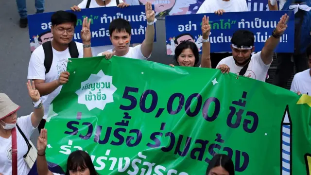 ทัตเทพ เรืองประกิจเสรี เลขาธิการกลุ่มเยาวชนปลดแอก และประชาชนปลดแอก ร่วมเดินขบวน นำร่างแก้ไขรัฐธรรมนูญฉบับแสนรายชื่อไปเสนอต่อรัฐสภา เมื่อ 22 ก.ย.