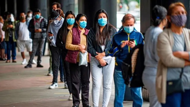 Genete haciendo fila