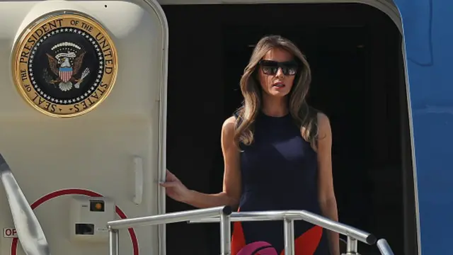 Mme Trump à sa descente d'avion en Pologne