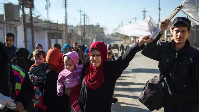 د رویټرز یوه خبریال ویلي، د جګړې له سیمو یې د ولسي وګړو د تېښتې څپې لیدلې دي، وايي چې خلکو سپین بیرغونه ورسره لېږدول او د تېښتې په حال کې وو.