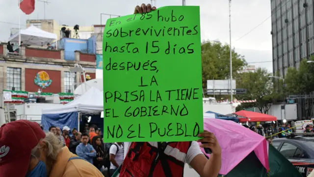 Pancarta contra el gobierno en uno de los operativos de rescate en Ciudad de México.
