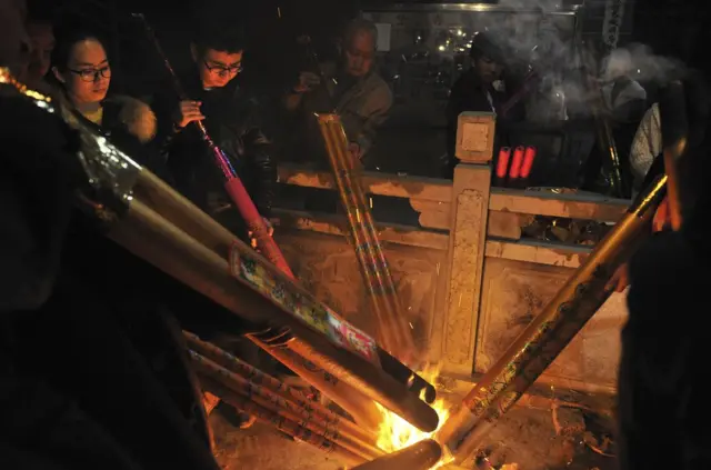 市民来到寺庙，烧新年头香祈福