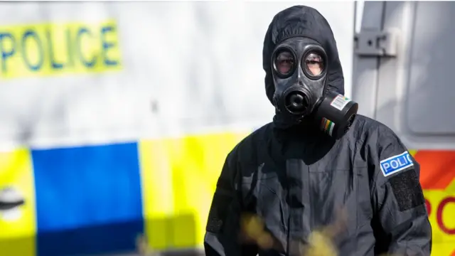 полицейский в противогазе