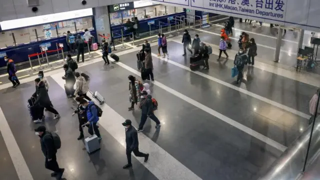 Personas caminando en un aeropuerto vacío.