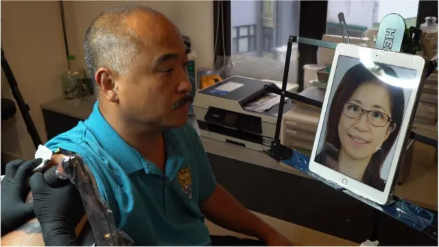 陈礼文手臂上刺着的是他刚刚因病去世的女儿Jenny。