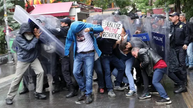 Nuriye Gülmen ve Semih Özakça'nın eylemine destek vermek isteyen göstericilere müdahale edildi