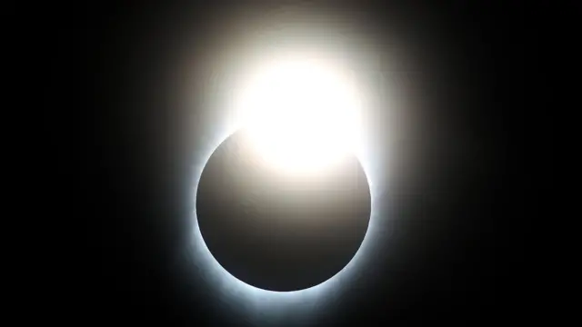 La luna casi cubre al sol