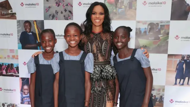Il y a 10 ans, le top model congolais Noella Coursaris créait une école pour jeune fille de l'Est de son pays, en proie aux violences. Elle est l'une de nos #100femmes 2017.