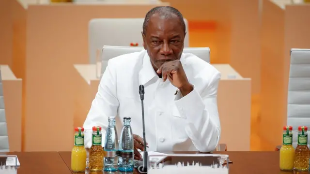 le président guinéen Alpha Condé a promulgué la nouvelle Constitution issue du référendum de mars dernier. Le décret présidentiel a été lu à la télévision nationale le même jour que l'annonce de sa riposte contre la crise actuelle.