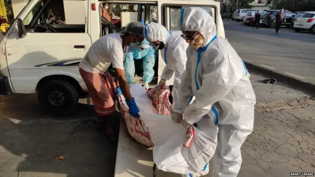 ਵਰਸ਼ਾ ਸ਼ਰਮਾ ਆਪਣੀ ਟੀਮ ਨਾਲ