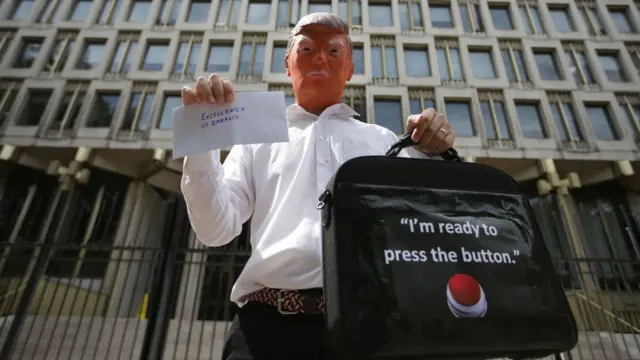 ટ્રમ્પની પ્રતિમા ન્યૂક્લિઅર બ્રિફકેસ સાથે