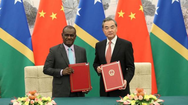 在这份争议性协议签订前一天，所罗门群岛和北京刚刚正式建立外交关系。