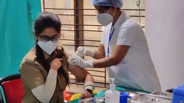 कोरोना वैक्सीन लगने के बाद क्या मास्क से छुटकारा मिल जाएगा?